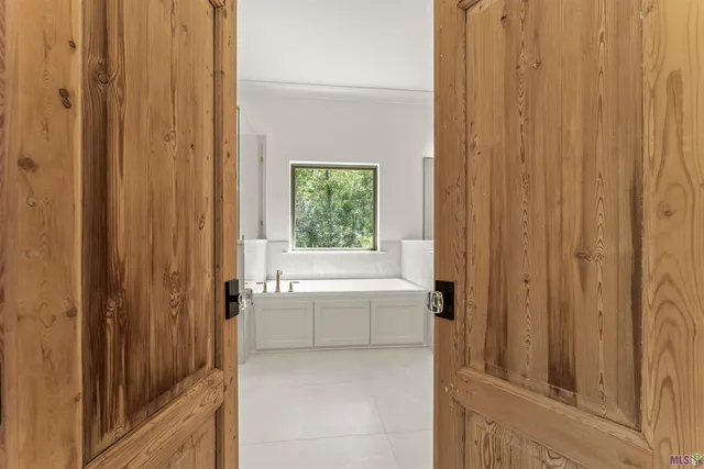 $999,999 | 9189 Hillon Hood Road, Denham Springs, LA 70726