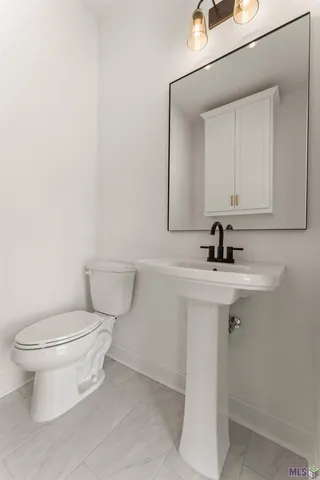 $999,999 | 9189 Hillon Hood Road, Denham Springs, LA 70726