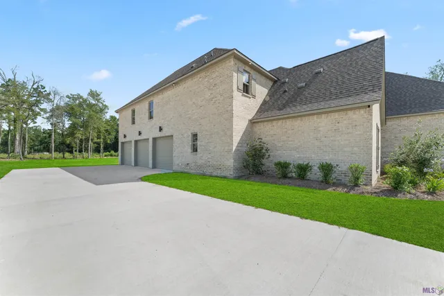 $999,999 | 9189 Hillon Hood Road, Denham Springs, LA 70726