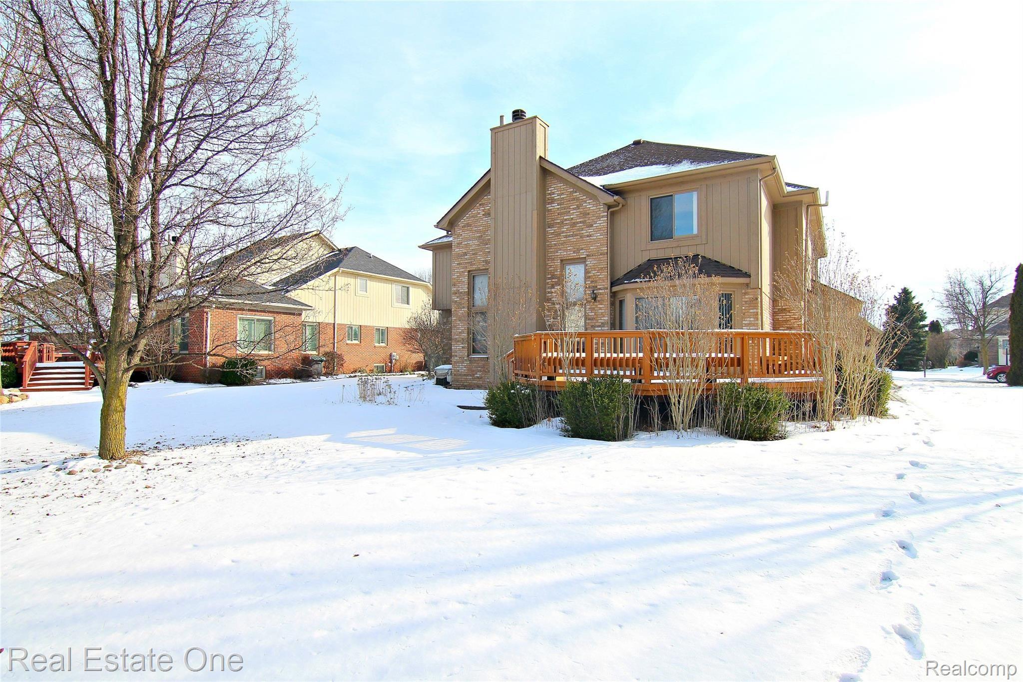 945 Maidstone Drive Rochester, MI 48307 - Photo 4 of 25 Maidstone Back.jpg