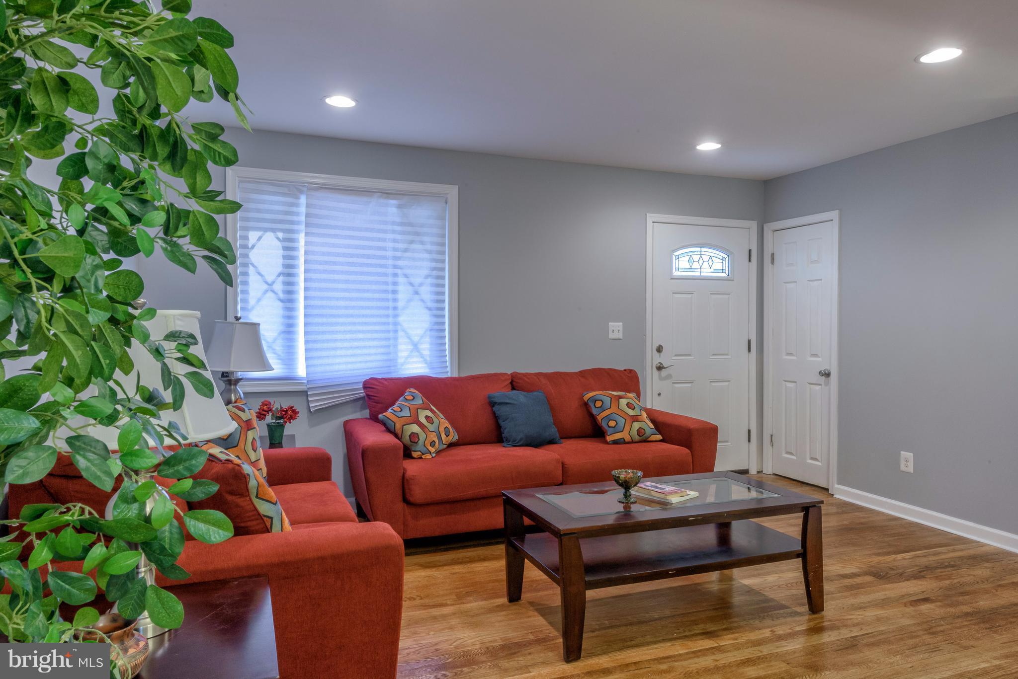 451 Old Home Road Baltimore, MD 21206 - Photo 22 of 28 Living Room