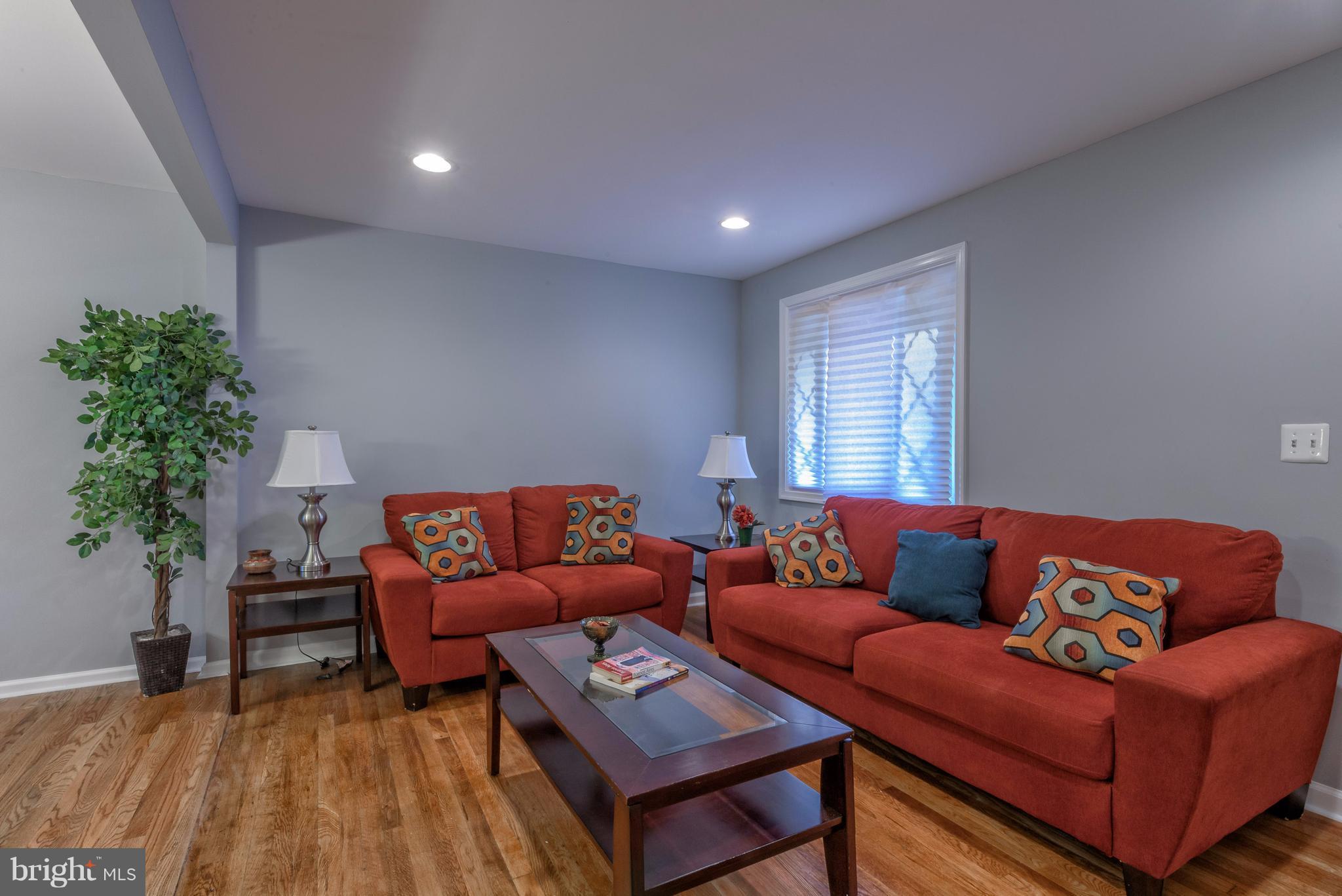 451 Old Home Road Baltimore, MD 21206 - Photo 6 of 28 Living Room