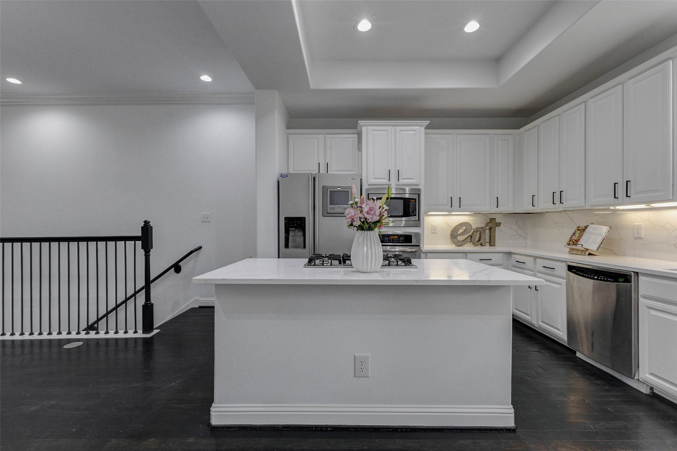 19 Versante Court Houston, TX 77070 - Photo 9 of 40 This kitchen is open to the dining and the living room. Perfect for entertaining!