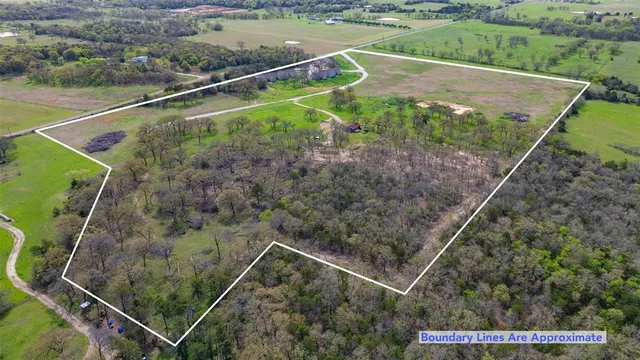a view of a tennis court