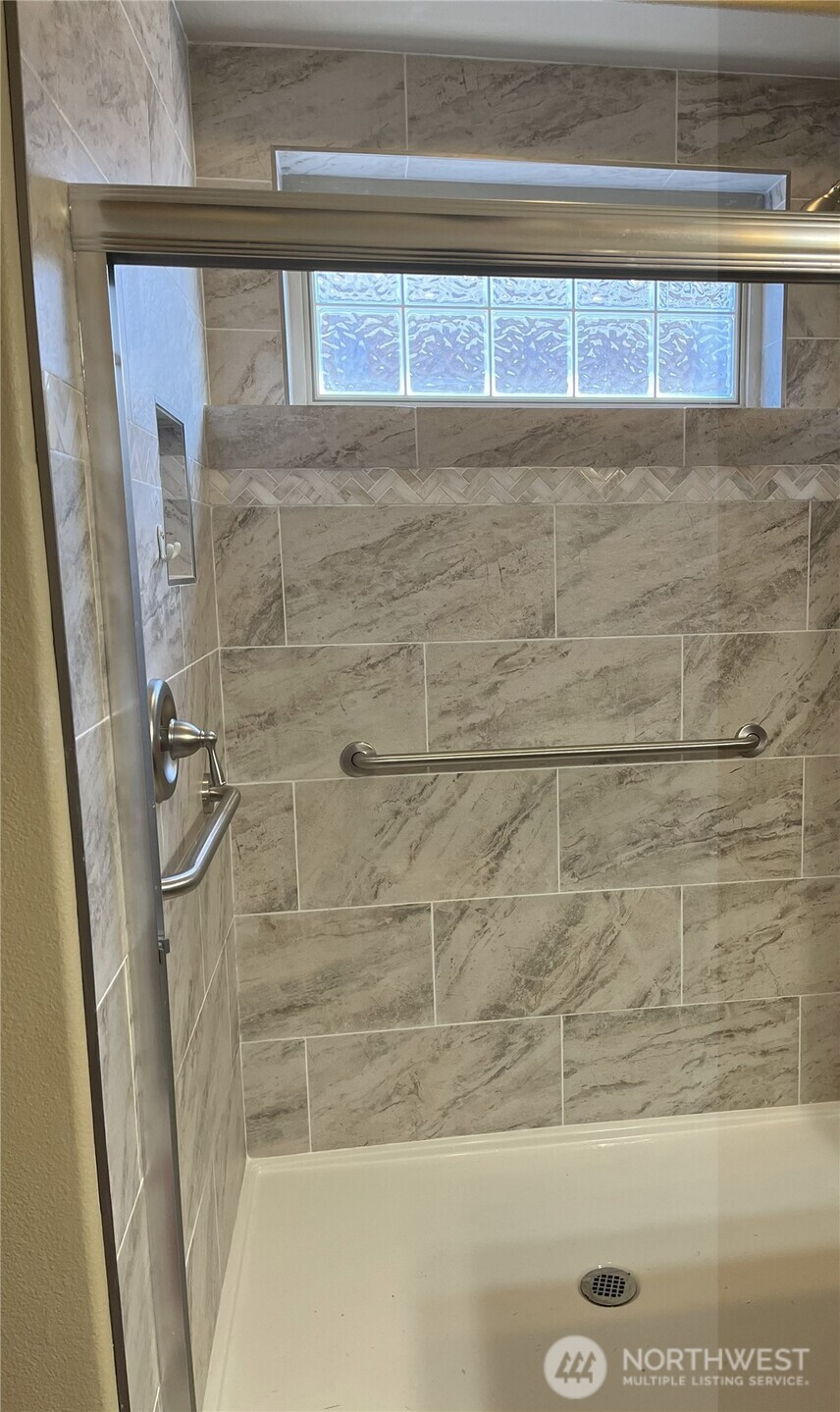 8650 Bainbridge Loop Northeast Lacey, WA 98516 - Photo 22 of 34 a bathroom with a bathtub