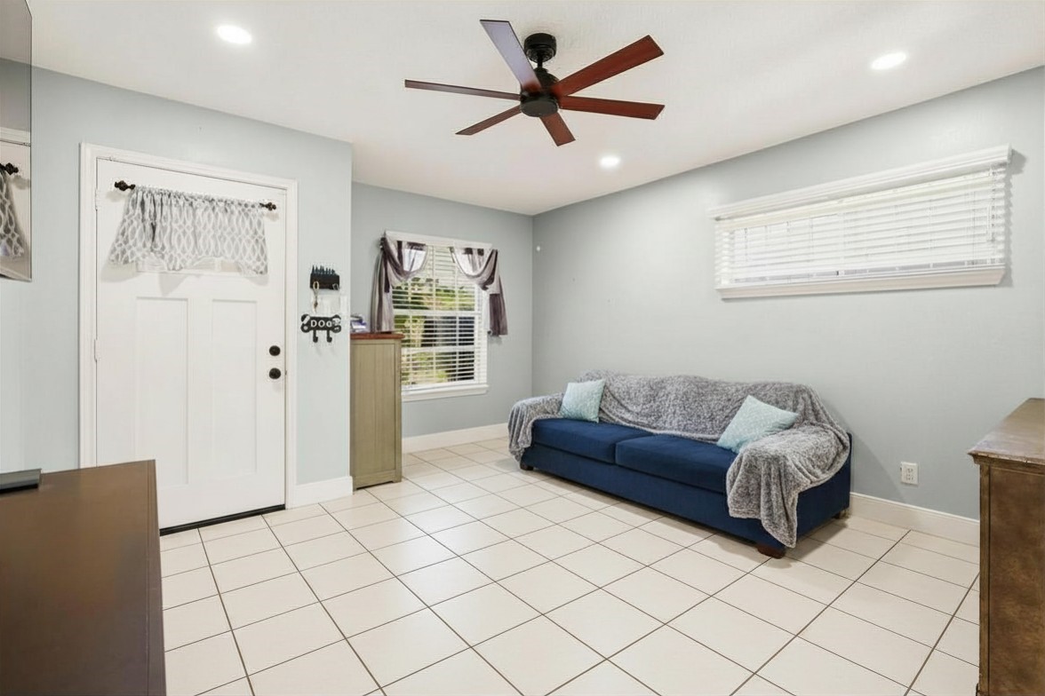 9458 Neuens Road, Unit 9458 Houston, TX 77080 - Photo 3 of 22 Living Room