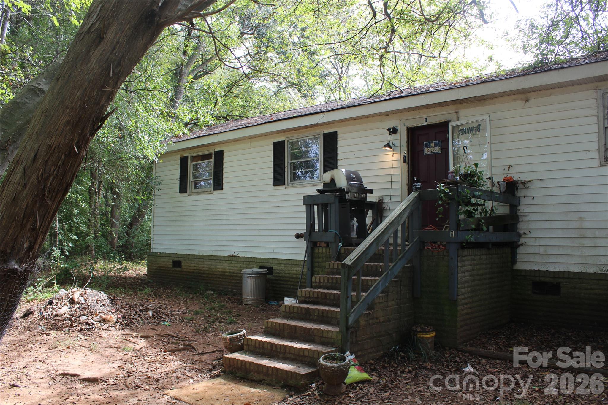 a view of a house with backyard and trees