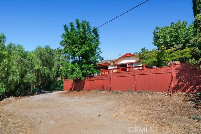 a view of a backyard