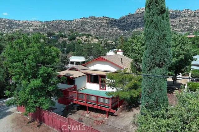 an aerial view of a house with outdoor space and lake view