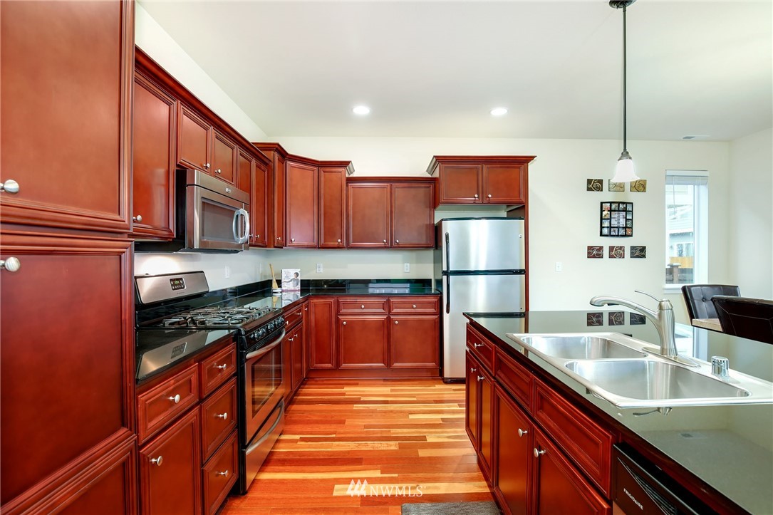 685 Ilwaco Place Northeast Renton, WA 98059 - Photo 5 of 23 Gallery Image 5