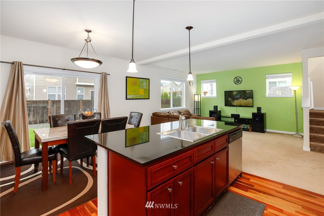 685 Ilwaco Place Northeast Renton, WA 98059 - Photo 6 of 23 Gallery Image 6