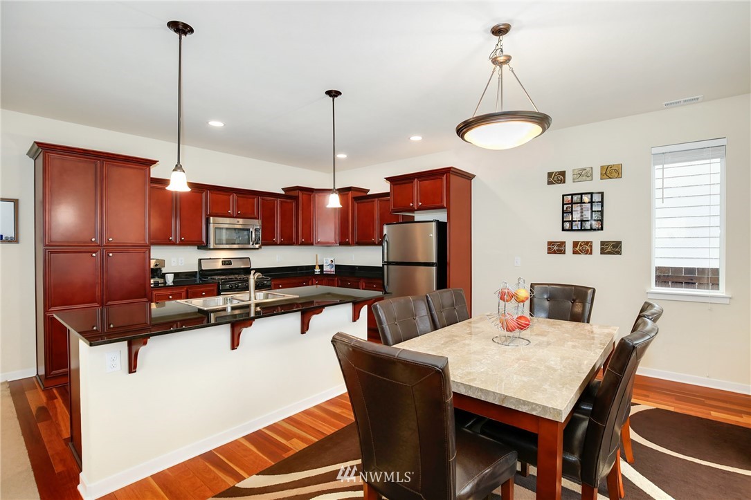 685 Ilwaco Place Northeast Renton, WA 98059 - Photo 8 of 23 Gallery Image 8