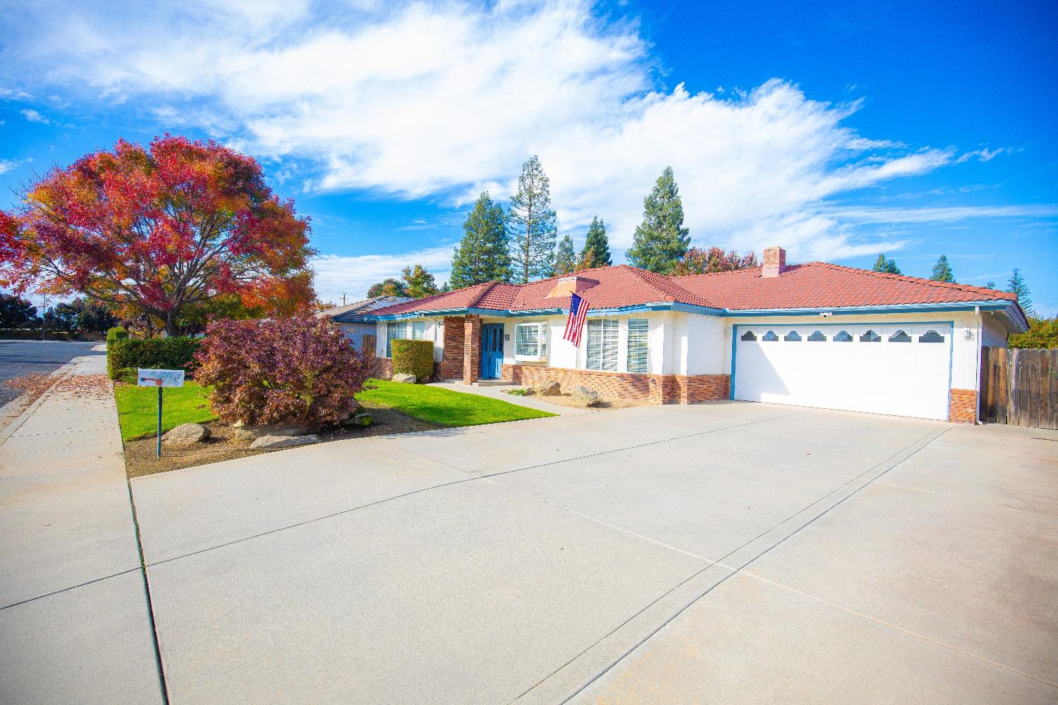 2544 Sterling Avenue Sanger, CA 93657 - Photo 4 of 27 a view of a white house with a yard