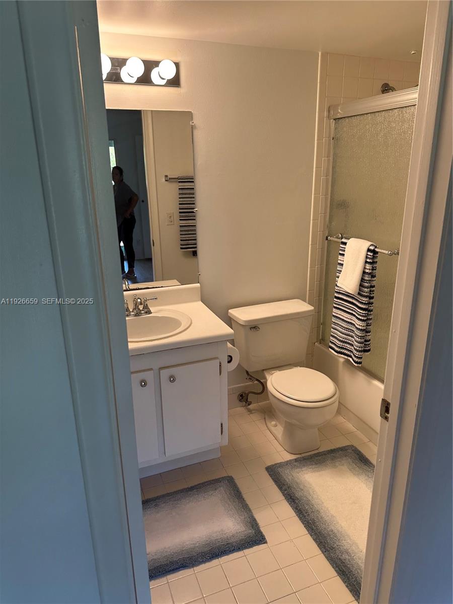 13255 Southwest 9th Court, Unit 211G Pembroke Pines, FL 33027 - Photo 4 of 24 Full Bath (Master Bath)