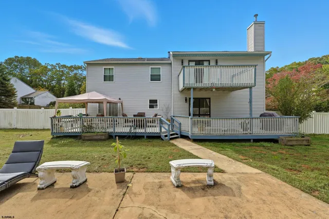 a view of a yard with a house