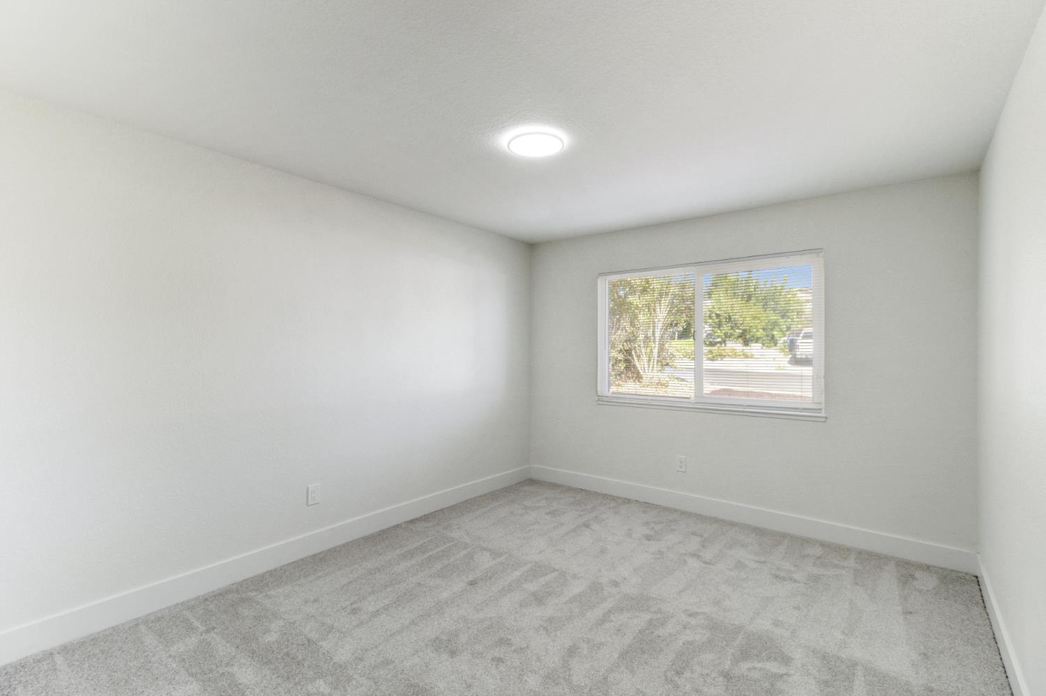 124 Fargo Way Folsom, CA 95630 - Photo 38 of 60 an empty room with windows