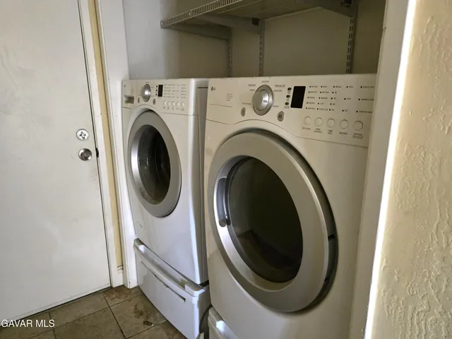 a close up view of a washer and dryer