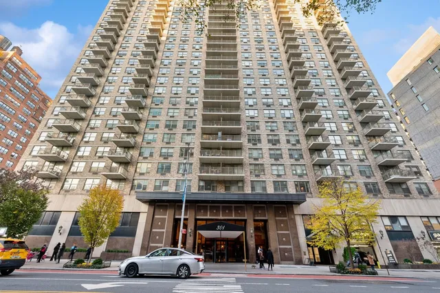 $5,250 | 301 East 79th Street, Unit 21S | Upper East Side