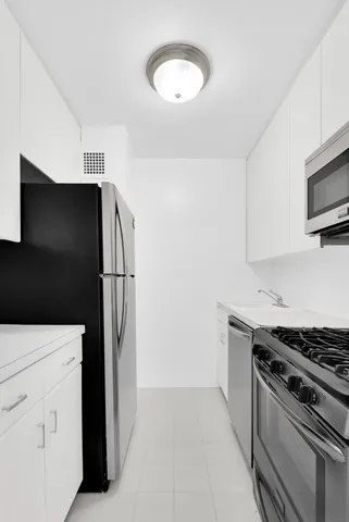 $5,250 | 301 East 79th Street, Unit 21S | Upper East Side