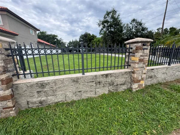 a view of a back yard