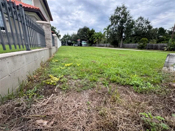 a view of a backyard