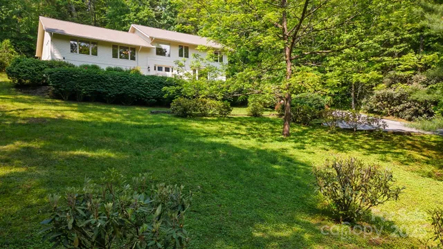 a view of a backyard