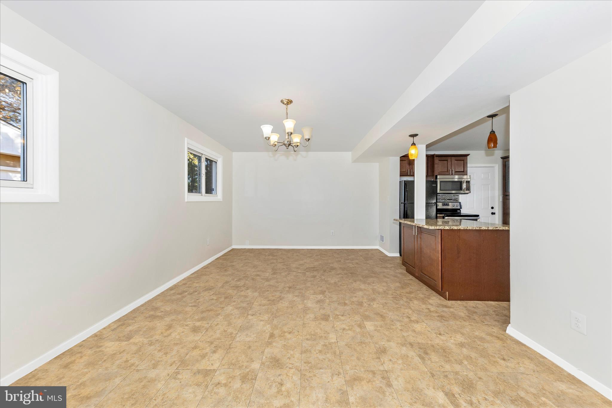 11821 Pittson Road Silver Spring, MD 20906 - Photo 4 of 48 Living Room