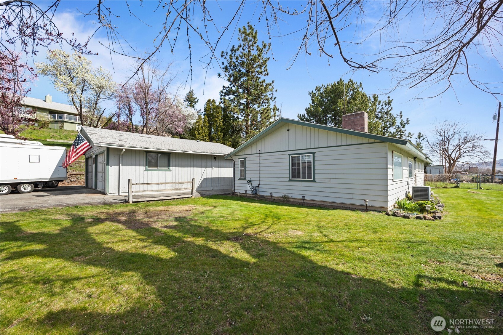 705 North 12th Street Selah, WA 98942 - Photo 2 of 32 a view of a house with a yard