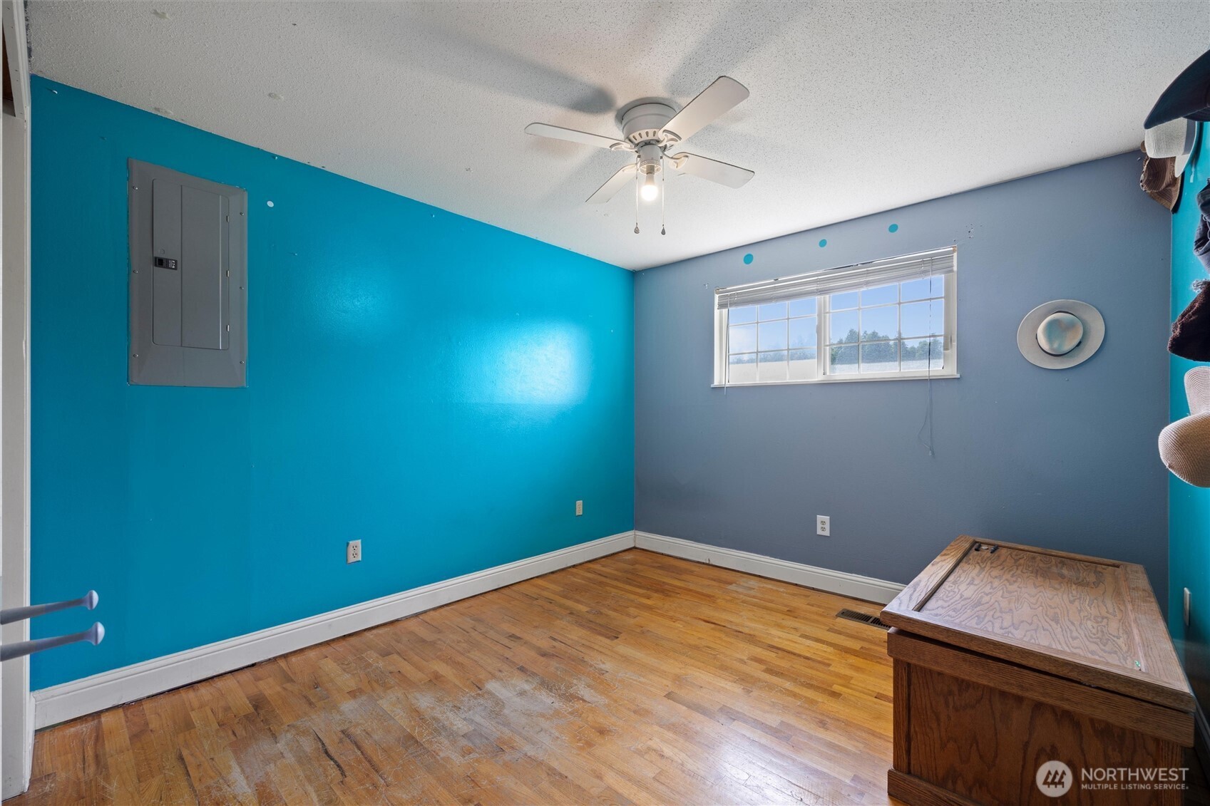 705 North 12th Street Selah, WA 98942 - Photo 25 of 32 a room with window