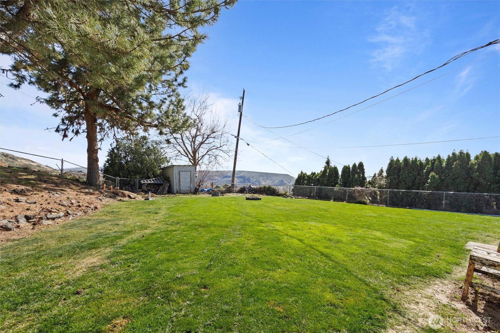 705 North 12th Street Selah, WA 98942 - Photo 30 of 32 a view of a basketball court