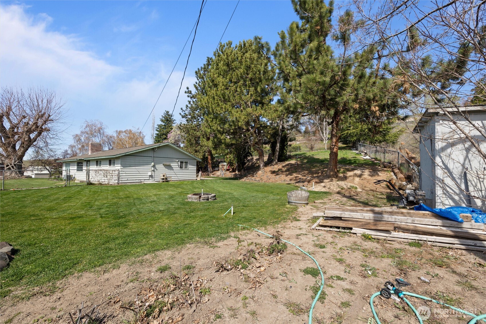 705 North 12th Street Selah, WA 98942 - Photo 31 of 32 a view of a yard with plants and trees