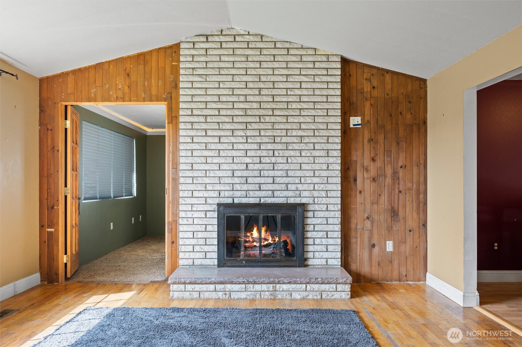 705 North 12th Street Selah, WA 98942 - Photo 5 of 32 a living room with a fireplace