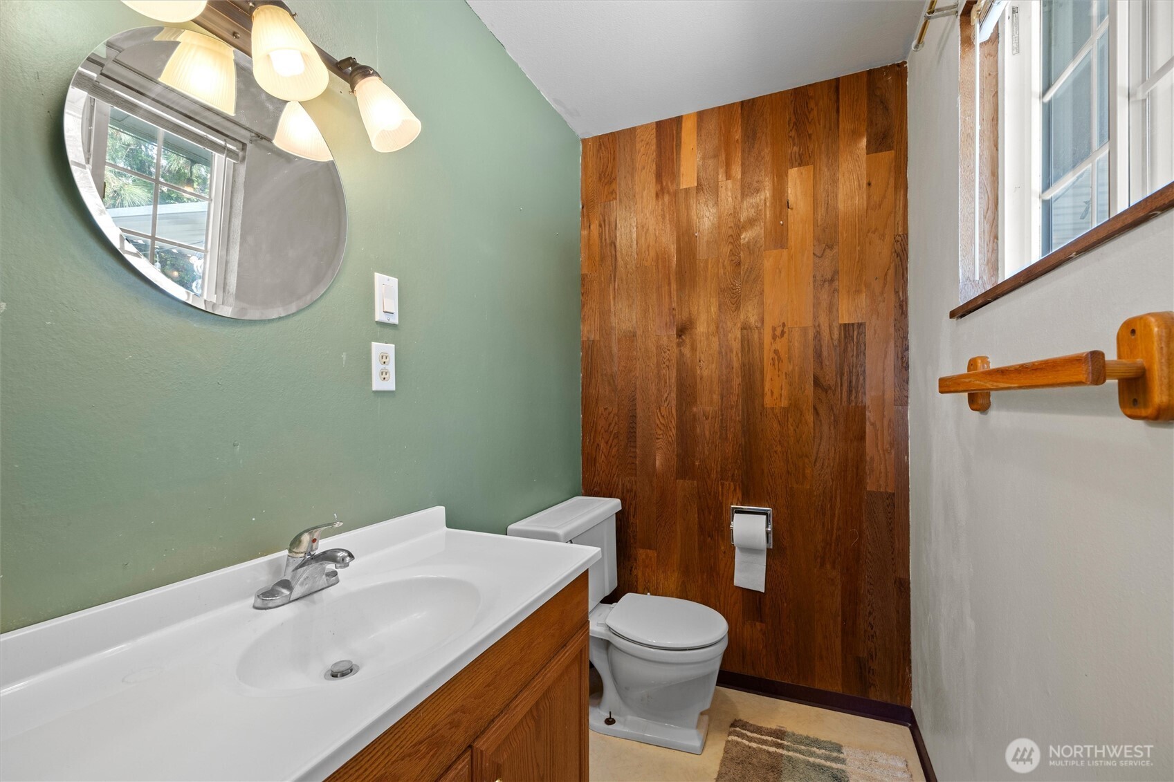 705 North 12th Street Selah, WA 98942 - Photo 8 of 32 a bathroom with a toilet a sink and a mirror