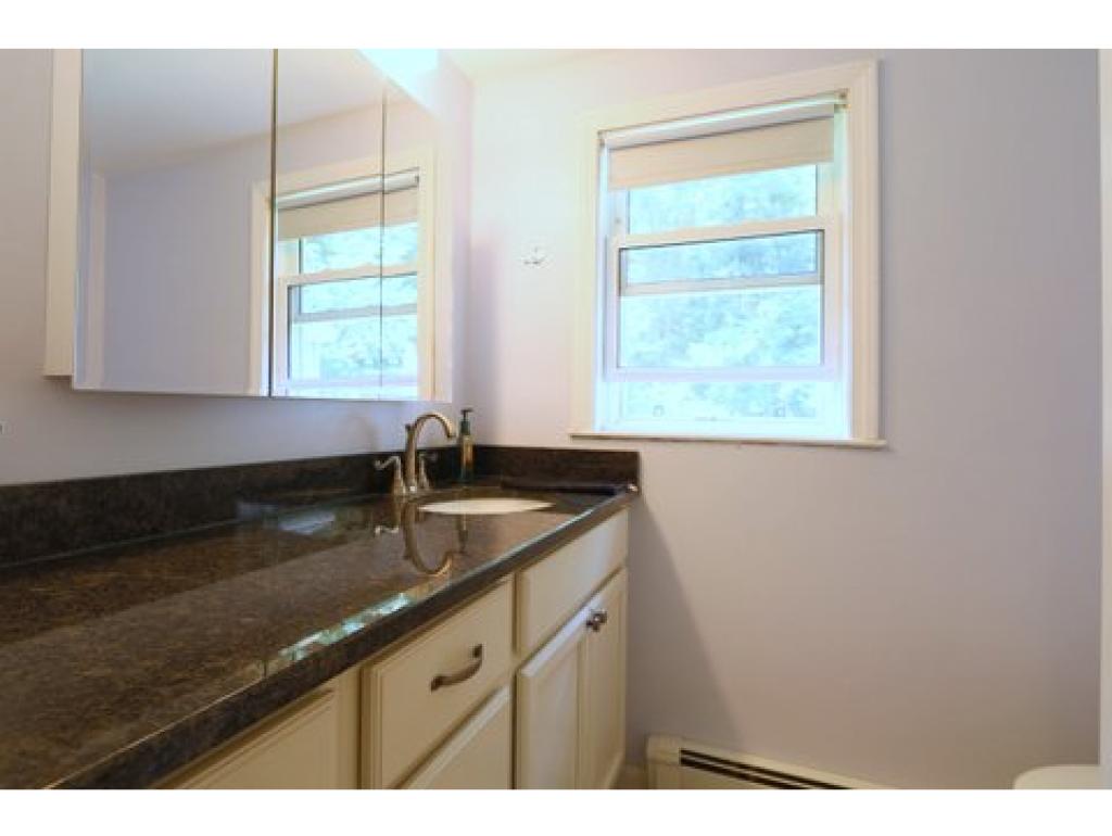 19 Berry Road Derry, NH 03038 - Photo 14 of 33