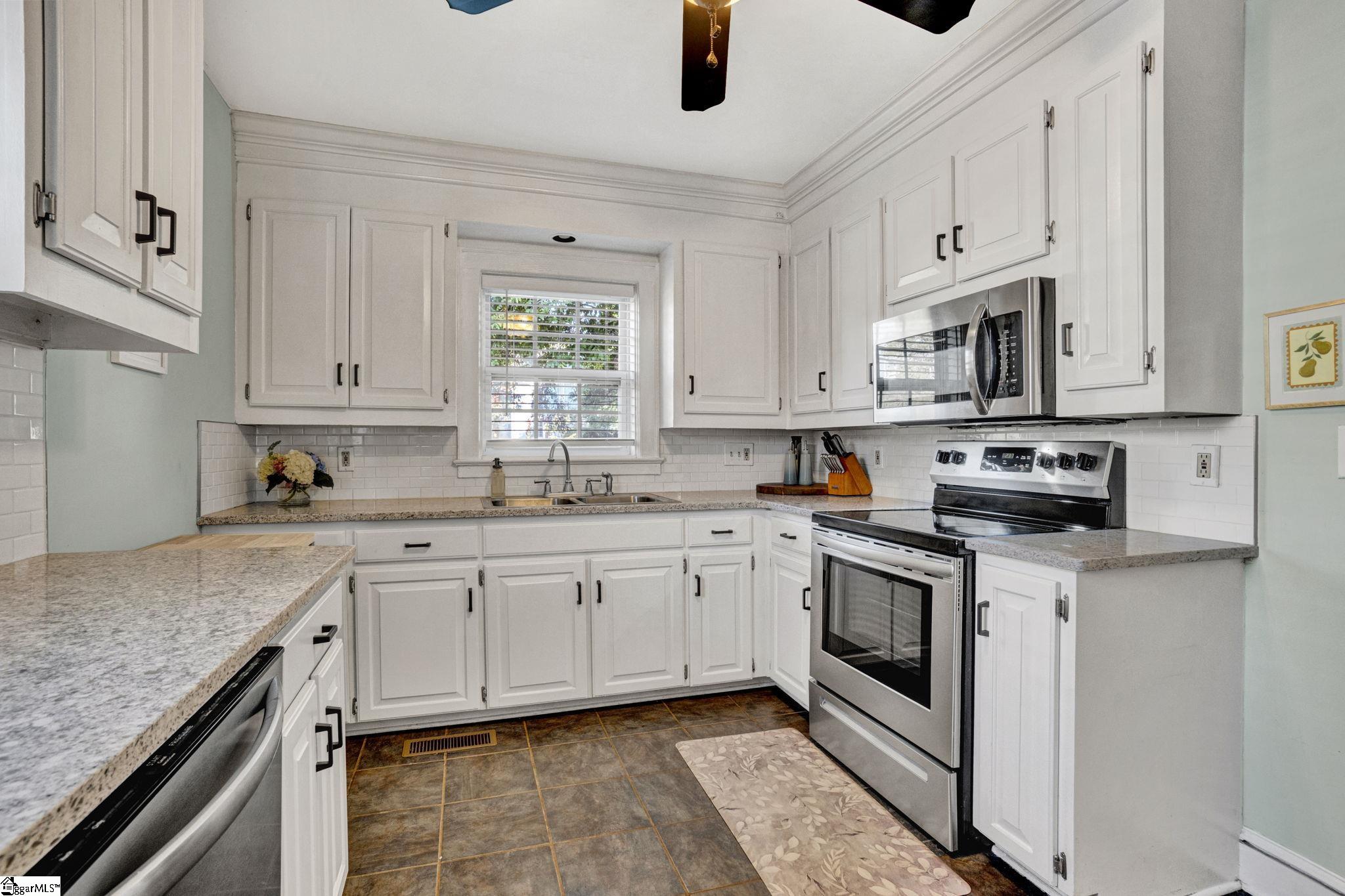 409 Parkins Mill Road Greenville, SC 29607 - Photo 8 of 22