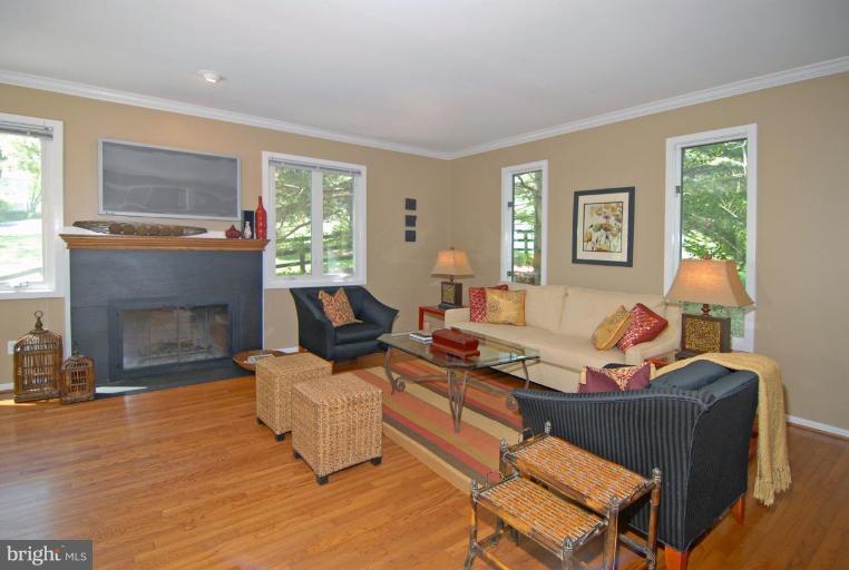 10929 Beach Mill Road Great Falls, VA 22066 - Photo 11 of 27 Living Room