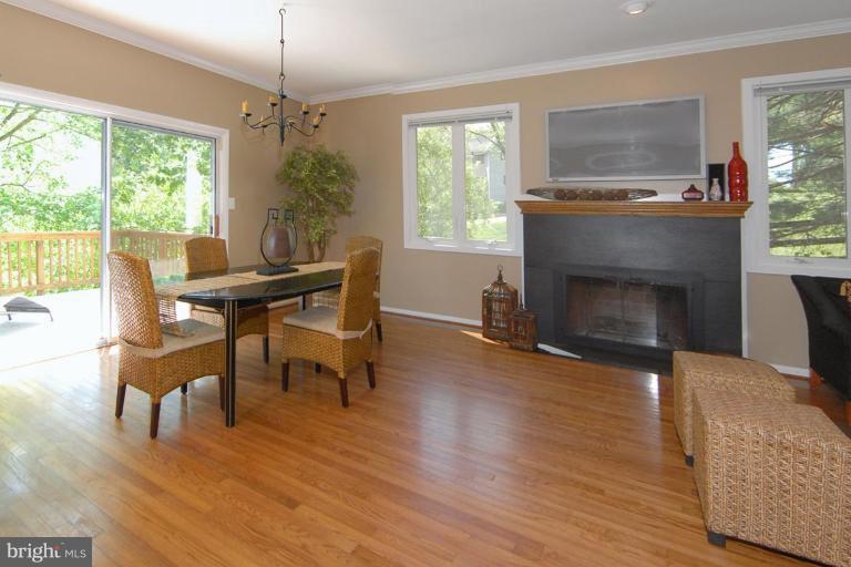 10929 Beach Mill Road Great Falls, VA 22066 - Photo 7 of 27 Dining Area
