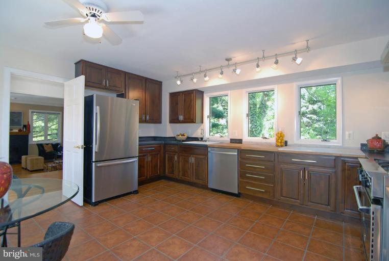 10929 Beach Mill Road Great Falls, VA 22066 - Photo 10 of 27 Kitchen #2