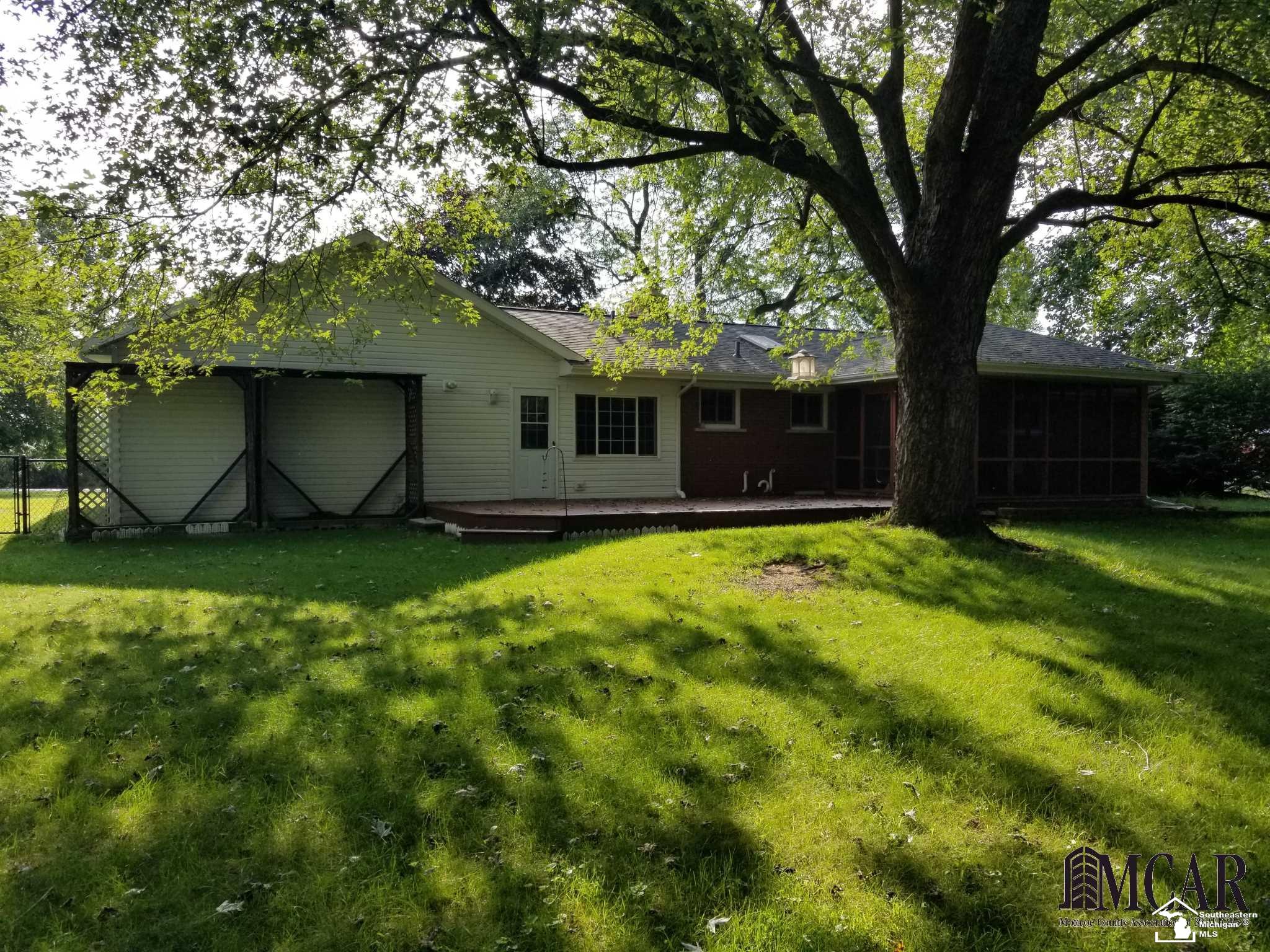 13055 Briar Hill Road Carleton, MI 48117 - Photo 5 of 27 21490829-4.JPG