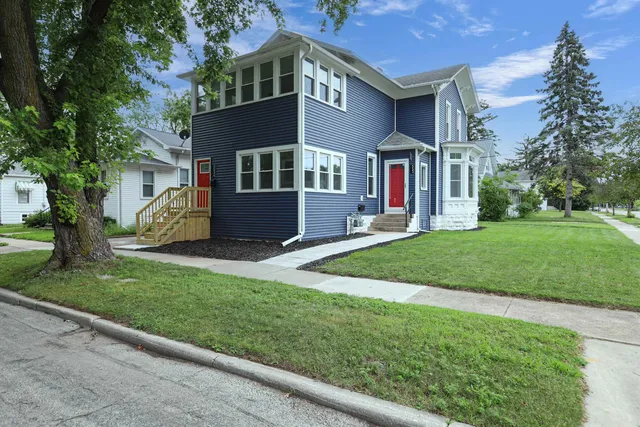 $299,900 | 553 West 16th Avenue, Oshkosh, WI 54902