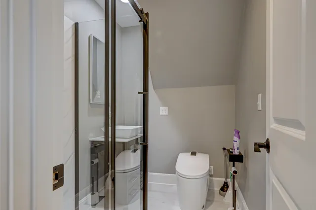 $299,900 | 553 West 16th Avenue, Oshkosh, WI 54902