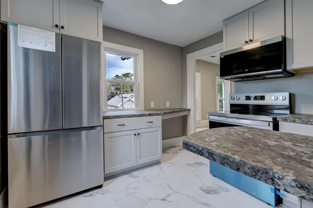 $299,900 | 553 West 16th Avenue, Oshkosh, WI 54902