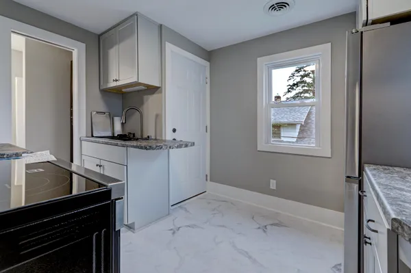 $299,900 | 553 West 16th Avenue, Oshkosh, WI 54902