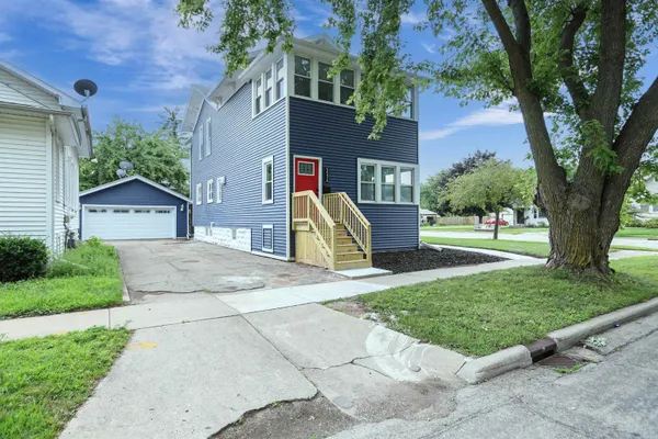 $299,900 | 553 West 16th Avenue, Oshkosh, WI 54902