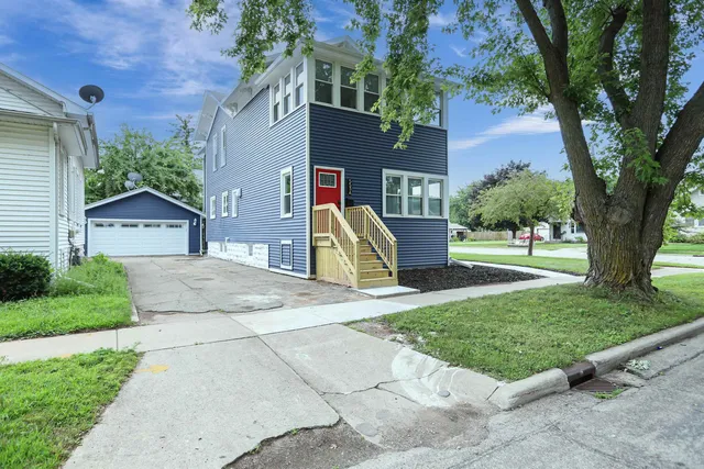 $299,900 | 553 West 16th Avenue, Oshkosh, WI 54902