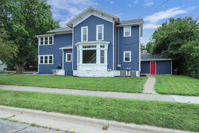 $299,900 | 553 West 16th Avenue, Oshkosh, WI 54902