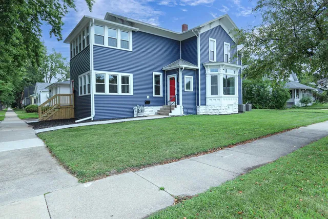 $299,900 | 553 West 16th Avenue, Oshkosh, WI 54902