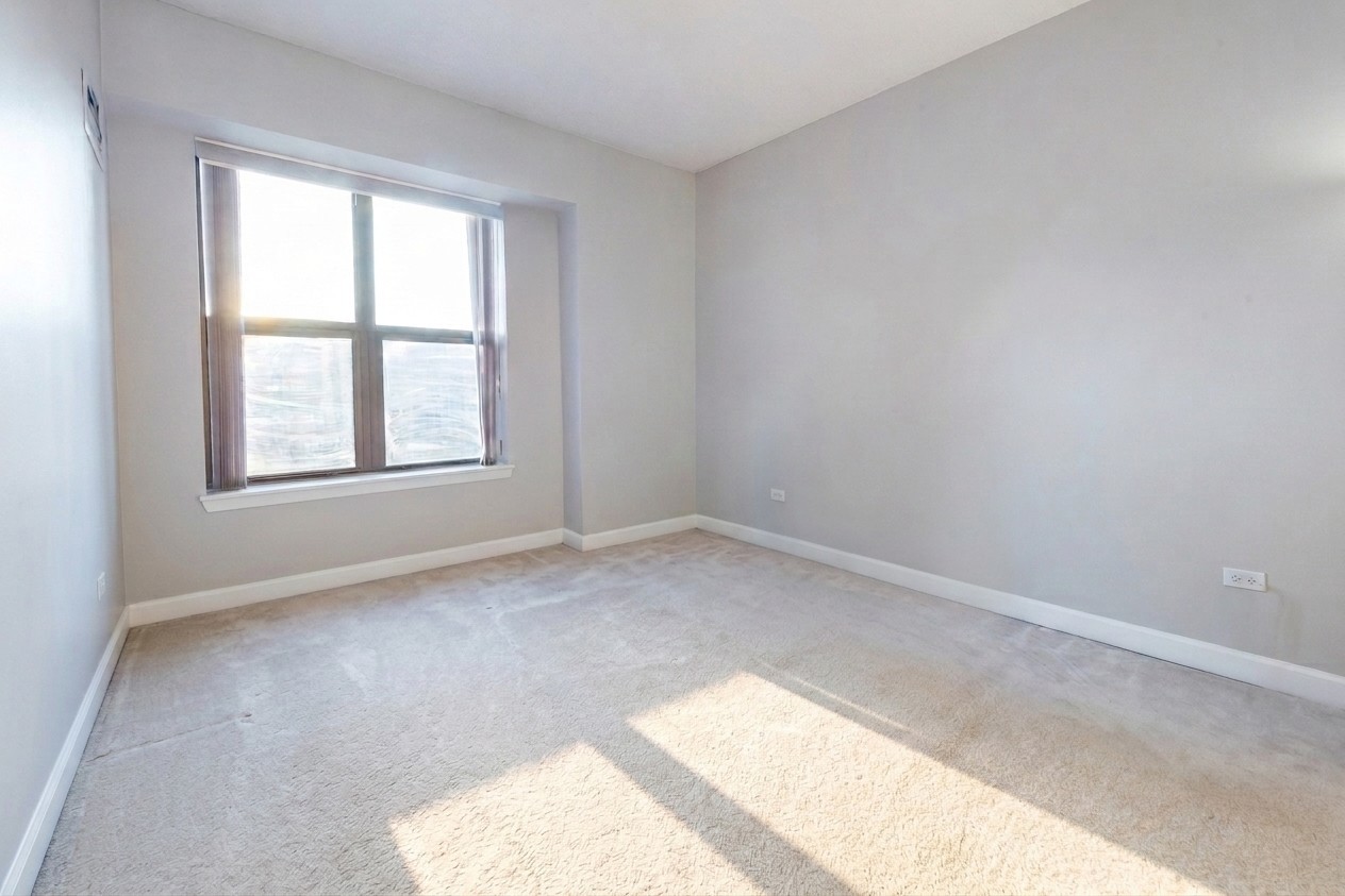 41 East 8th Street, Unit 1805 Chicago, IL 60605 - Photo 15 of 33 an empty room with a window