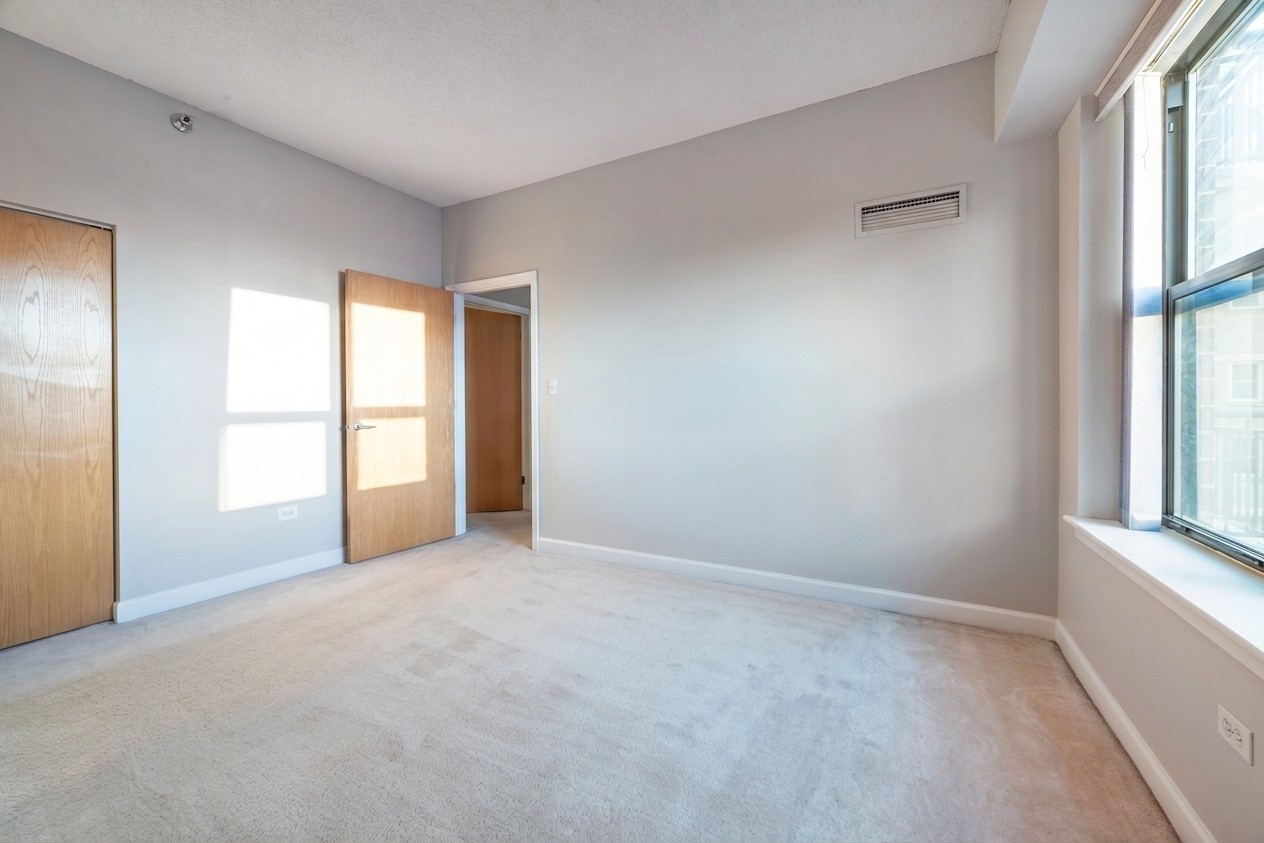 41 East 8th Street, Unit 1805 Chicago, IL 60605 - Photo 16 of 33 an empty room with windows and closet