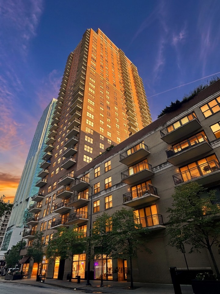 41 East 8th Street, Unit 1805 Chicago, IL 60605 - Photo 2 of 33 a view of a large building